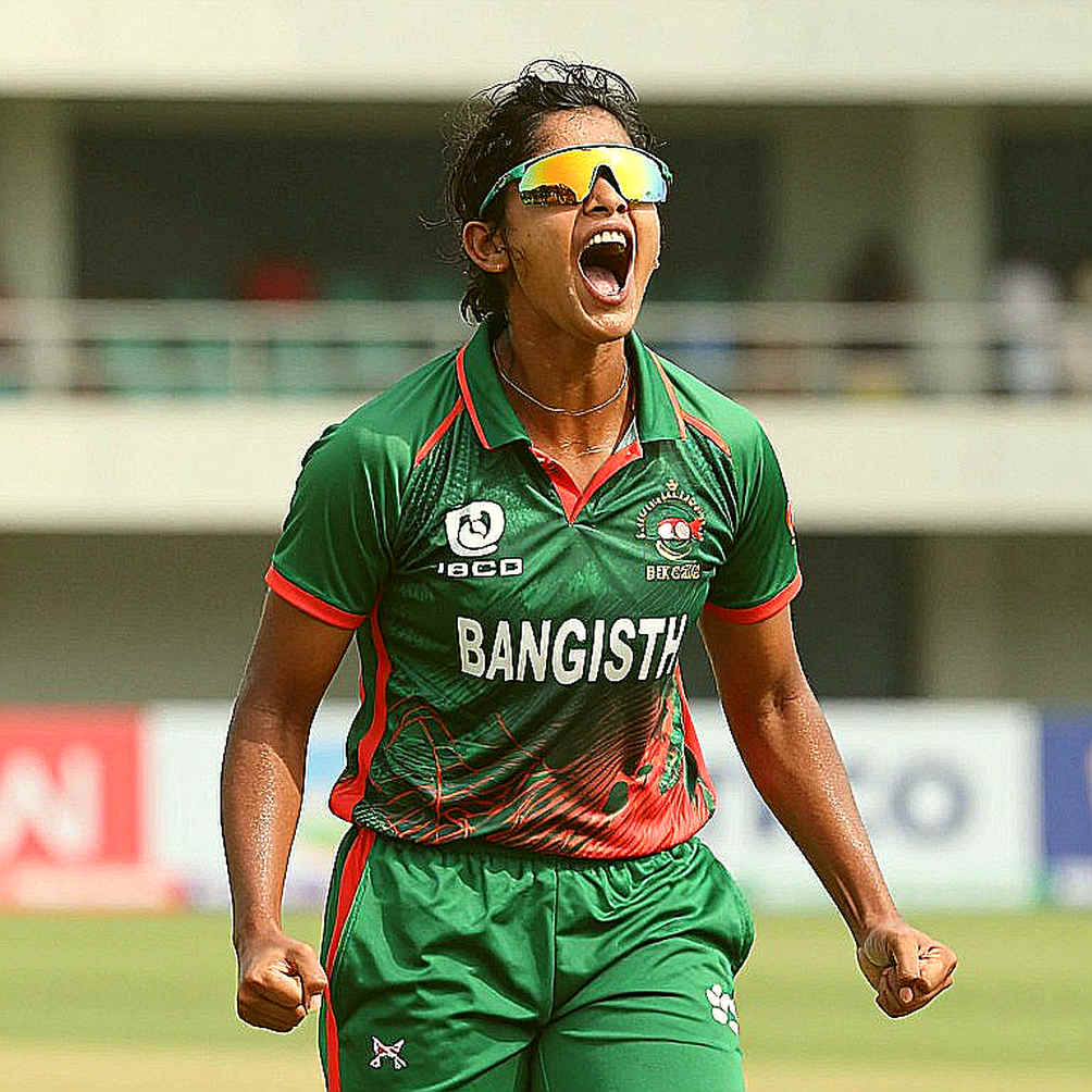 তেরোটি ফ্রেম আর একটি রিভিউ ক্লক: আবুধাবির গরমে যখন ব্যাটিং আর ফিল্ডিং একে অপরকে বিচার করে