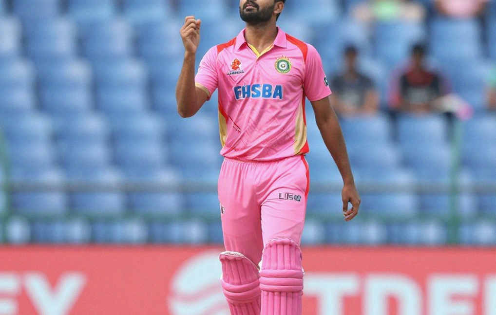 নীরবতা যখন ট্রফি হয়ে উঠল: নাভি মুম্বাইয়ের রাত ও মেয়েদের ক্রিকেটের নতুন হিসাব